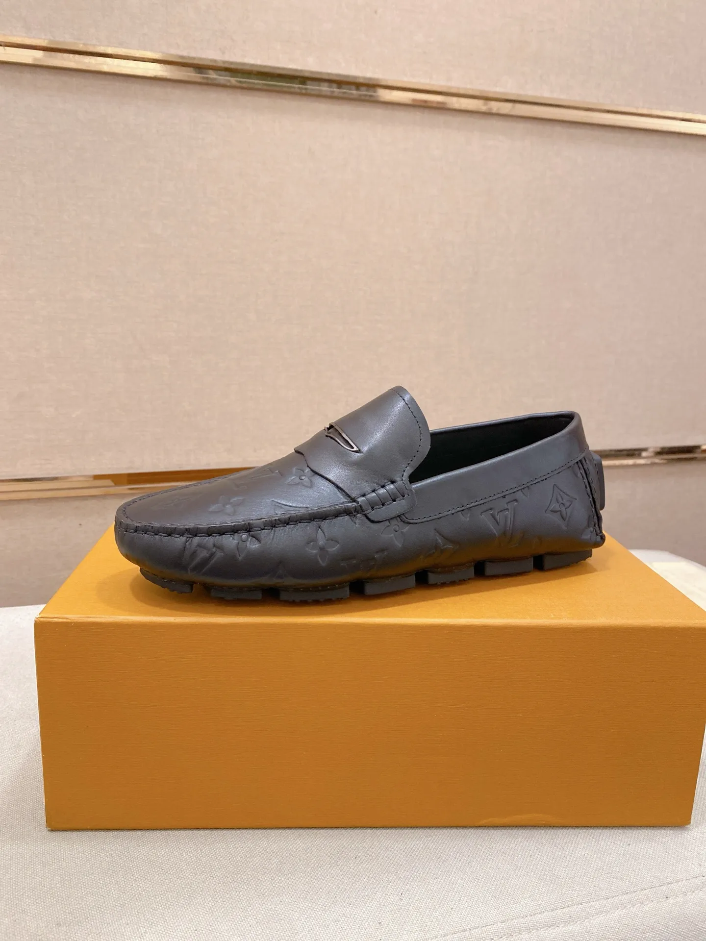 Factory price: 500💰High-end quality! LV 🆕🆕Exclusive hot-selling products in stock🔥🔥New products on the shelves, high-quality Ferragamo men's pea shoes, high-end casual driving shoes, with complete packaging! 💪 💪 Material: imported first-layer cowhide 🐂 + imported high-quality buffalo leather lining + wear-resistant outsole 👍🏻👍🏻 Features: high-end and comfortable, purely handmade 🚀 🚀 Create the perfect shoes that suit you best 🔥 🔥 Size: (38-44) 45 standard size can be customized!